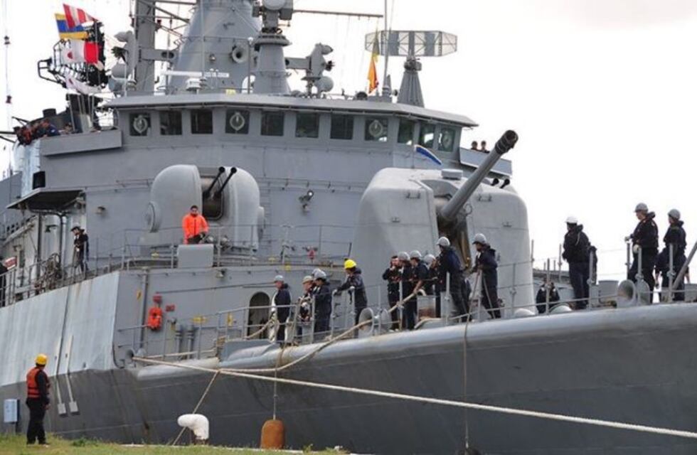 El Destructor ARA La Argentina en los festejos del 25 de Mayo en Comodoro Rivadavia