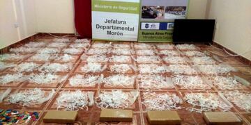 DYN01, BUENOS AIRES, 08/08/2017, UN NARCO DE NACIONALIDAD PARAGUAYA, ACUSADO DE COMERCIALIZAR ESTUPEFACIENTES EN DIVERSAS REGIONES DE LA MATANZA, FUE APREHENDIDO TRAS UN ALLANAMIENTO REALIZADO POR LA POLICÍA DE LA PROVINCIA DE BUENOS AIRES Y EN SU PODER INCAUTARON 17 KILOS DE MARIHUANA EN “LADRILLOS”, 9500 DOSIS DE PACO, UN KILO DE COCAÍNA Y DOS ARMAS DE FUEGO\u002E FOTO:DYN/M SEGURIDAD\u002E