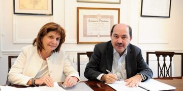 Convenio\u002E Lo firmaron Patricia Bullrich, ministra de Seguridad, y Javier Ortíz Batalla, presidente del Banco Ciudad\u002E (Web)