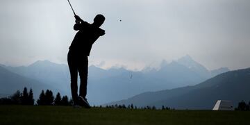 TOPSHOT - Northern Ireland's Rory McIlroy plays a shot during a pro-am tournament ahead of the PGA European Tour golf tournament Omega European Masters on August 28, 2019 in Crans-Montana\u002E (Photo by FABRICE COFFRINI / AFP)