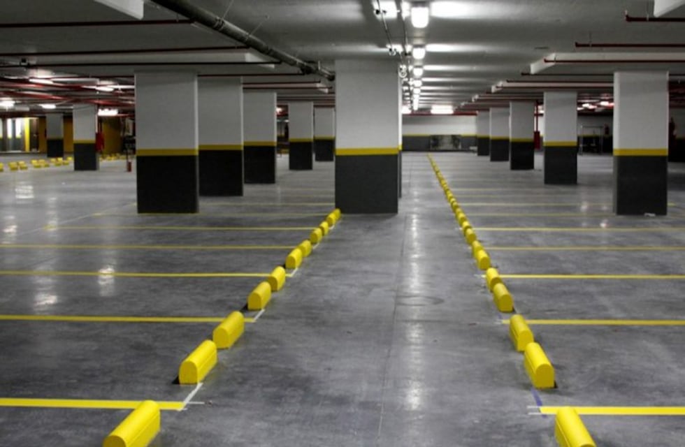 Estacionar el auto en una cochera céntrica y techada podría costar hasta $80 la hora