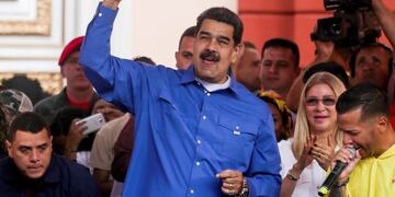 Venezuelan president Nicolas Maduro, with his wife Cilia Flores, speaks during a march for International Youth Day in Caracas, Venezuela on February 12, 2020\u002E (Photo by CRISTIAN HERNANDEZ / AFP)