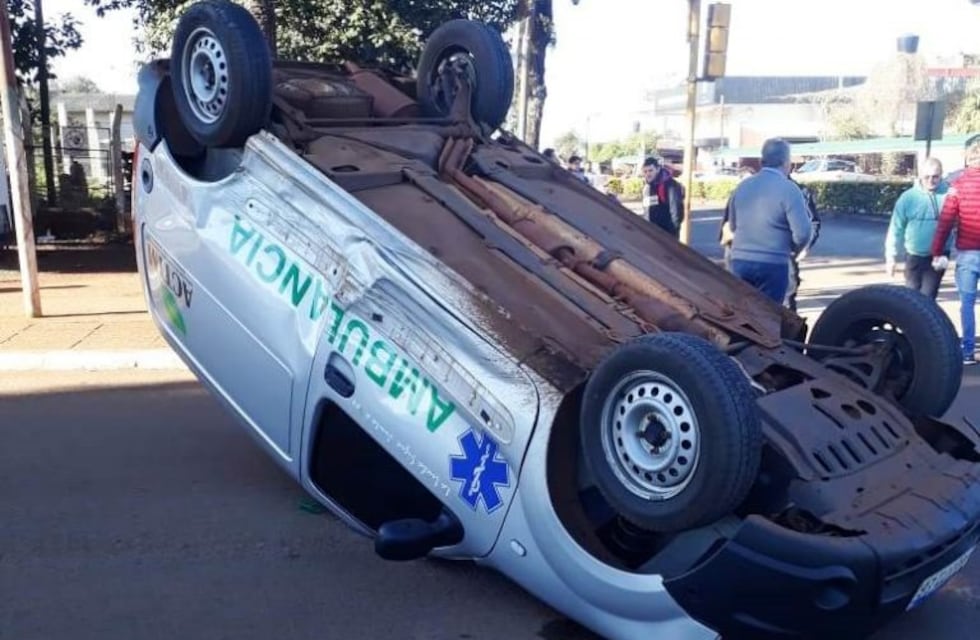 San Vicente: volcó una ambulancia y afortunadamente no hubo lesionados