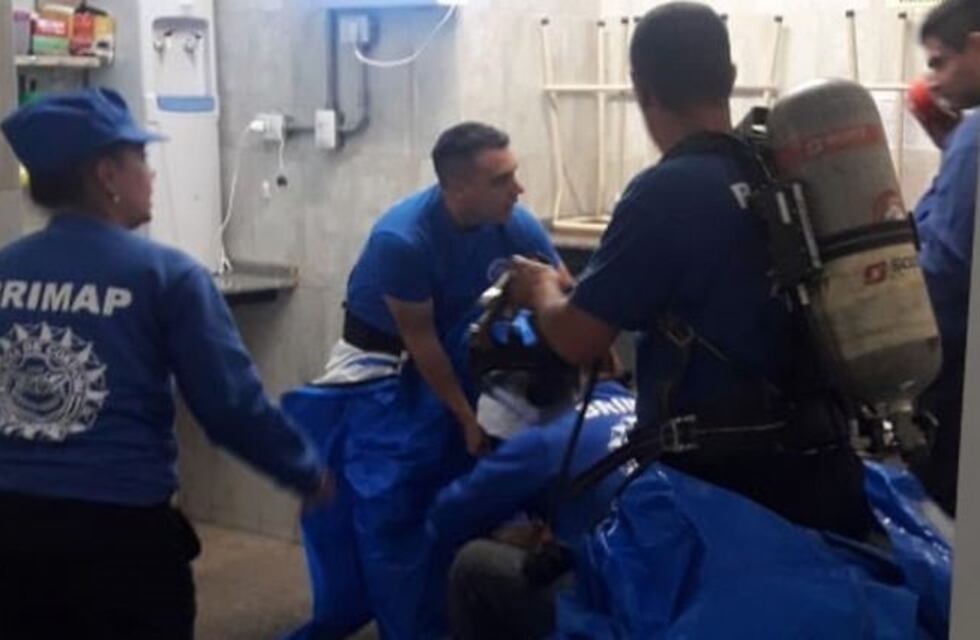 Murió un hombre mientras trabajaba en un supermercado de Jesús María y otro terminó internado