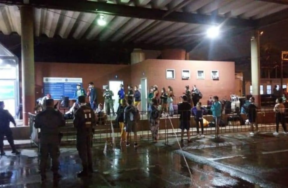 30 turistas ingresaron desde Brasil a horas del cierre total de la frontera