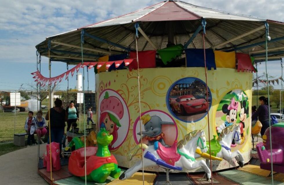 Regalan vueltas en calesita a cambio de un paquete de galletitas