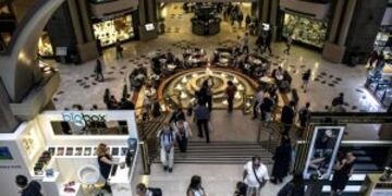 Shoppers walk through the Galerias Pacifico shopping mall in Buenos Aires, Argentina, on Monday, Oct. 31, 2016. Argentina is scheduled to release Costumer Price Index (CPI) figures on November 10. Photographer: Sarah Pabst/Bloomberg ciudad de buenos aires