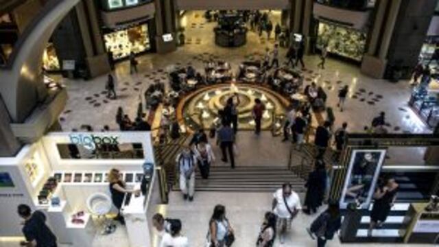 Shoppers walk through the Galerias Pacifico shopping mall in Buenos Aires, Argentina, on Monday, Oct. 31, 2016. Argentina is scheduled to release Costumer Price Index (CPI) figures on November 10. Photographer: Sarah Pabst/Bloomberg ciudad de buenos aires