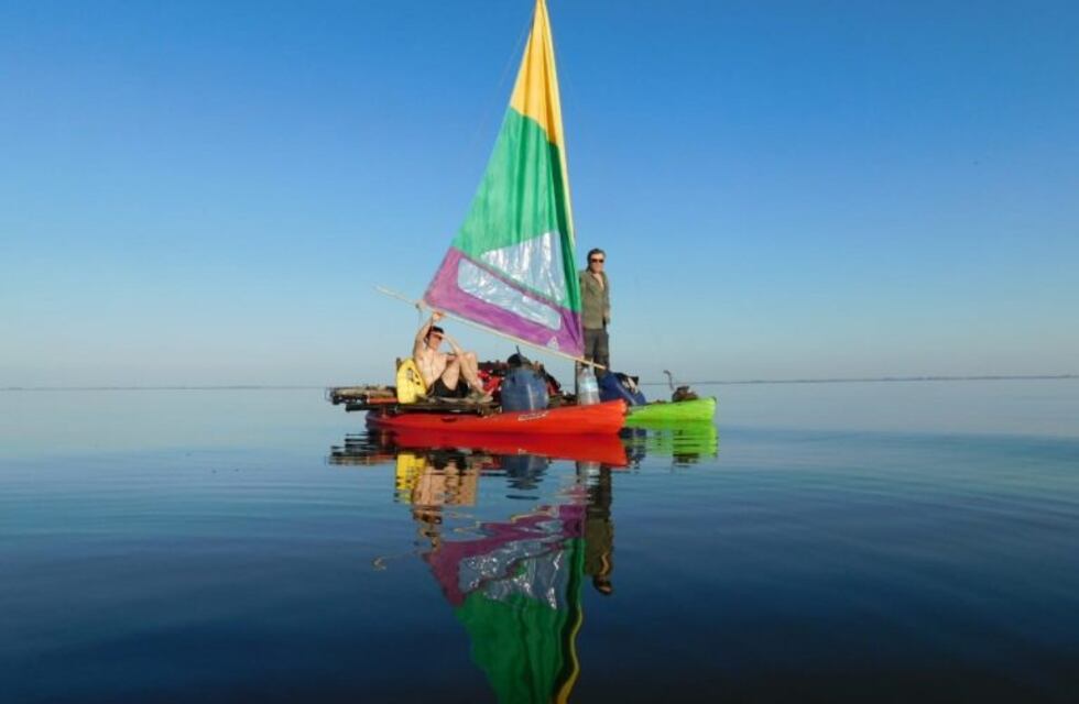 Una aventura sin igual: navegaron en balsa durante 26 horas la Laguna Mar Chiquita