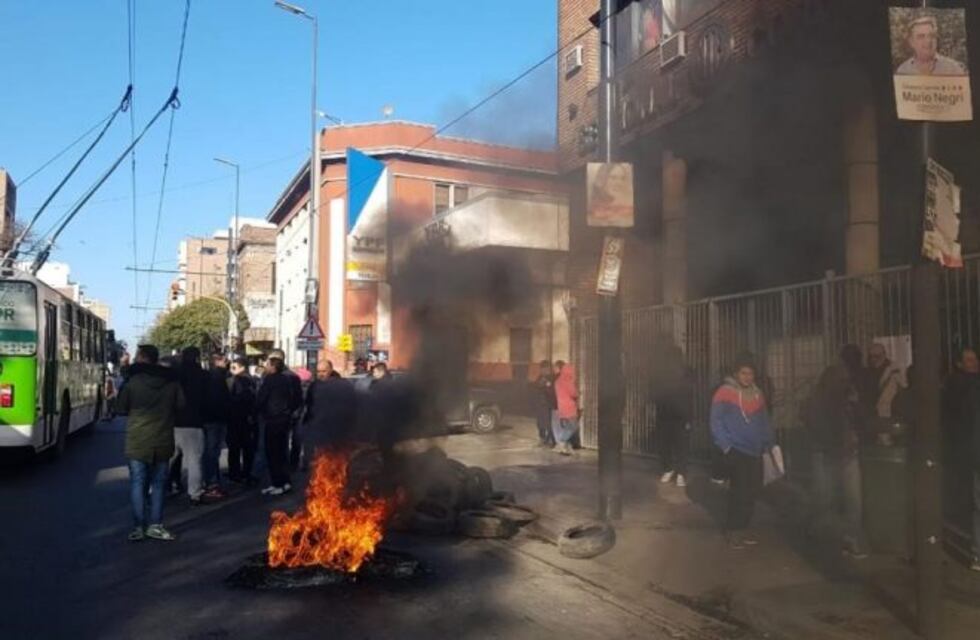 Choferes despedidos tomaron la sede de UTA en Córdoba