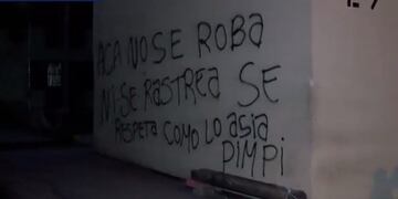 Las pintadas en las paredes del barrio advierten sobre la ascendencia de la familia del ex líder de la barra de Newell's\u002E (Canal 3)