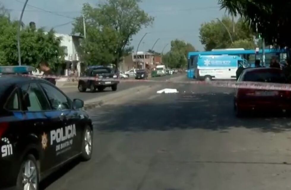 Buscan a un motociclista que atropelló y mató a una mujer en Avenida Rivarola