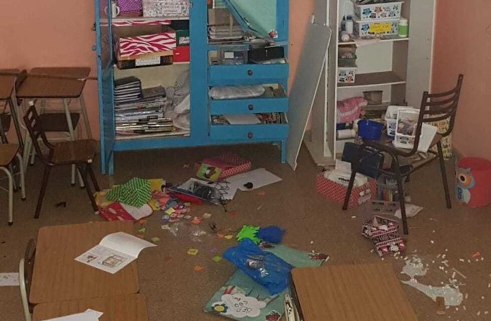 Atraparon a dos menores destrozando una escuela