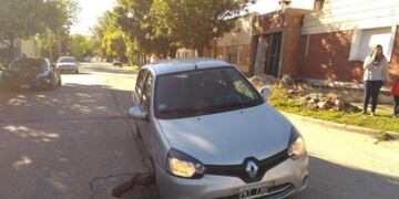 La calle se hundió y su auto quedó atrapado\u002E