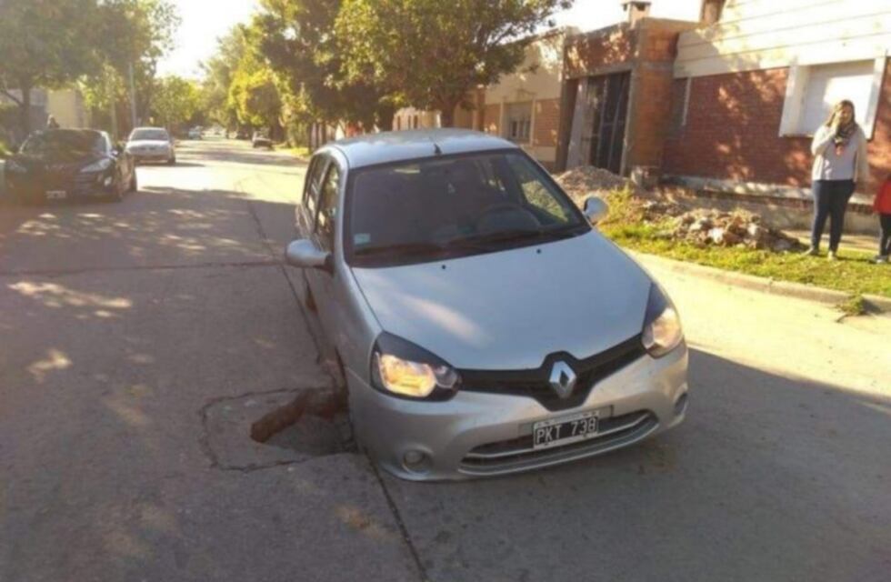 Villa Mercedes: se hundió la calle y su auto quedó atascado en el pozo