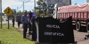 Tres jóvenes que circulaban en moto fallecieron al chocar contra la parte trasera de un camión\u002E (Foto: Misiones Online)