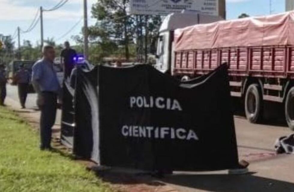 Tres jóvenes que circulaban en una moto murieron al chocar contra un camión en Misiones