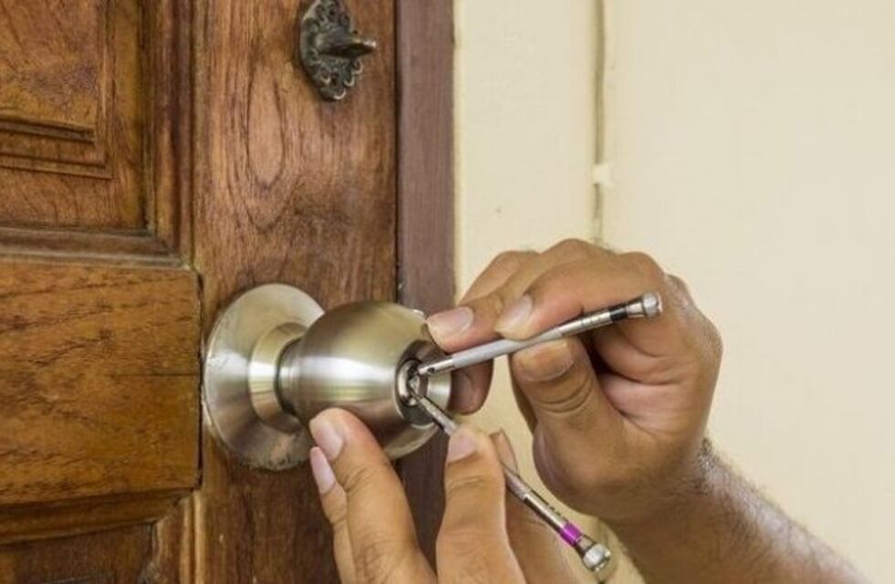 Iba robando una puerta y fue detenido