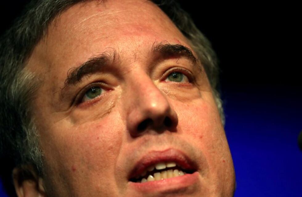 Nicolás Dujovne le propuso a la CGT un "puente salarial del 5%" para detener el paro