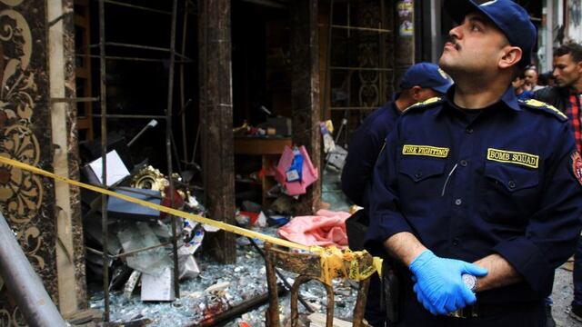 Alexandria (Egypt), 09/04/2017.- Security personnel investigate the scene of a bomb explosion outside the Saint Mark's coptic Cathedral in Alexandria, 250km northwest of Cairo, Egypt, 09 April 2017. According to the Egyptian Health Ministry, at least 16 w