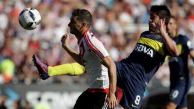 River Plate's forward Lucas Alario, left, fights for the ball with Boca Juniors' midfielder Pablo Perez during a local tournament soccer match in Buenos Aires, Argentina, Sunday, Dec. 11, 2016.(AP Photo/Natacha Pisarenko) cancha river plate lucas alario futbol torneo primera division 2016 futbol futbolistas river plate boca juniors