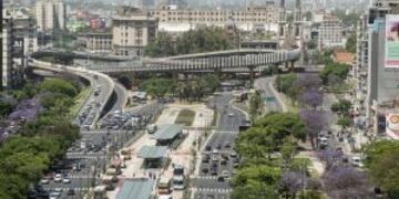 Metro-Bus stations line July 9th Avenue in downtown Buenos Aires, Argentina, on Tuesday, Nov. 12, 2013. Argentina needs to slow inflation without hurting domestic demand to sustain the country's economic growth, central bank President said. Photographer: Diego Giudice/Bloomberg buenos aires vista aerea de la ciudad vista del metrobus de la avenida nueve 9 de julio vista de las estaciones para colectivos