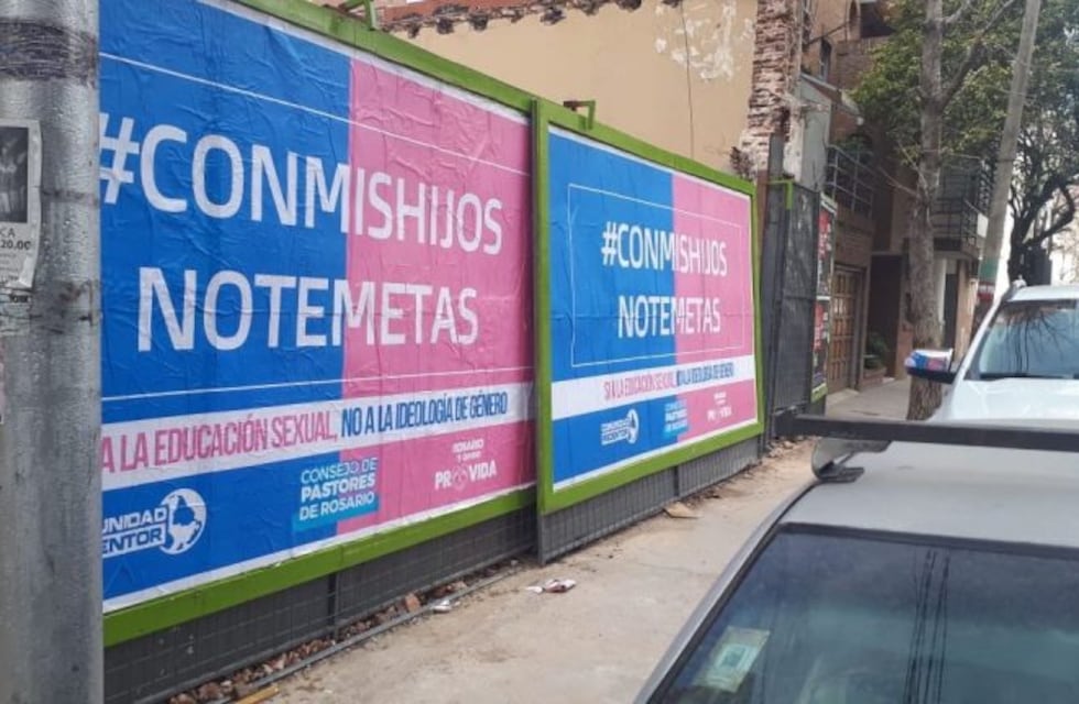 "Con mis hijos no te metas": la campaña contra la ley de Educación Sexual que empapeló Rosario