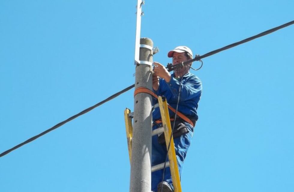 Dos operarios sufrieron una descarga eléctrica mientras cambiaban una columna de luz