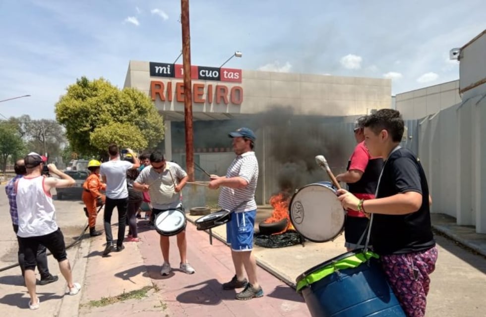 Arroyito: empleados de Ribeiro siguen con su lucha y cortaron media calzada de la Ruta 19