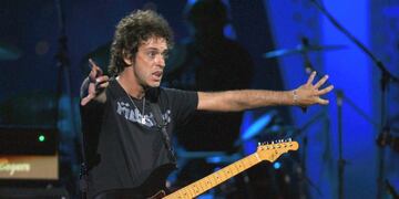 (FILES) Argentine singer Gustavo Cerati performs during his presentation at the Vina del Mar International Song Festival on February 23, 2007 in Vina del Mar, Chile\u002E A biography of the musician written by Rolling Stone's journalist Juan Morris was published in Argentina on August 8, 2015\u002E AFP PHOTO/MARTIN BERNETTI buenos aires gustavo cerati Festival de la cancion de Viña del Mar simpatizantes homenaje dia cumpleaños cantante soda estereo