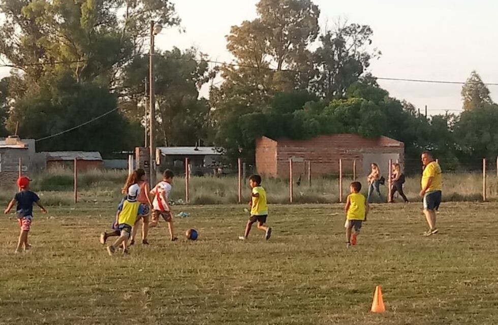 La Escuelita de fútbol del Barrio Ranchos de Luján, una labor que va más allá de la práctica deportiva.