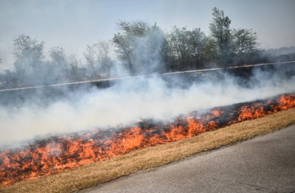 Bomberos logran controlar el incendio sobre la autopista Córdoba-Carlos Paz