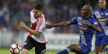 Ignacio Fernandez of Argentina's River Plate, left, fights for the ball with Oscar Bagui of Ecuador's Emelec during a Copa Libertadores soccer match in Guayaquil, Ecuador, Thursday, April 27, 2017. (AP Photo/Dolores Ochoa) ecuador guayaquil Ignacio Fernandez futbol copa libertadores 2017 futbolistas partido emelec vs river plate