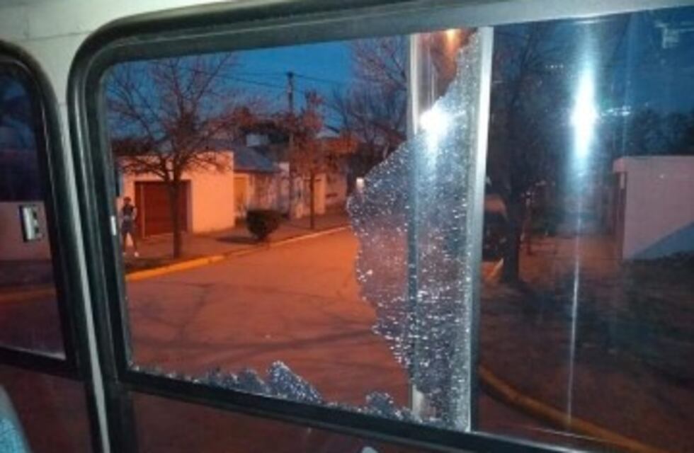 Atacan con piedras al colectivo del Club Centro Deportivo Roca