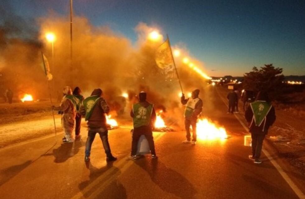 Otro fracaso: docentes rechazan propuestas y bloquean salida de funcionarios