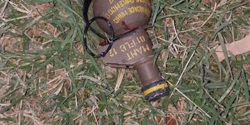 La granada fue hallada frente a una vivienda de barrio las Flores\u002E (Twitter)