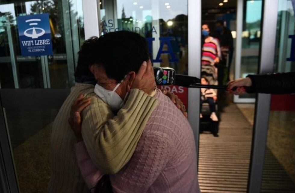 Llegó el primer vuelo de cabotaje a Córdoba después de siete meses: abrazos, llantos y emoción