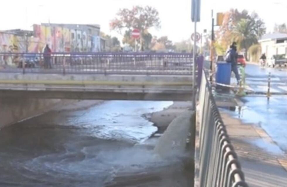 ¡Increíble colapso cloacal en Godoy Cruz!