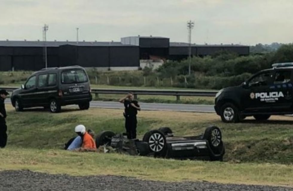 Una mujer volcó en la Autopista a Buenos Aires y fue rescatada por el helicóptero sanitario