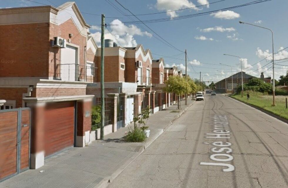Policía sorprendió a un joven mientras intentaba abrir un auto en zona oeste