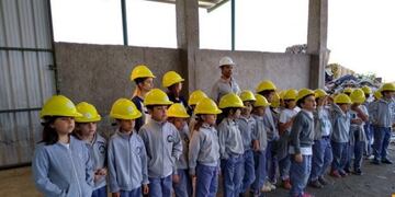 Alumnos del Colegio manuel Belgrano en la Planta de Separación de Residuos (prensa)