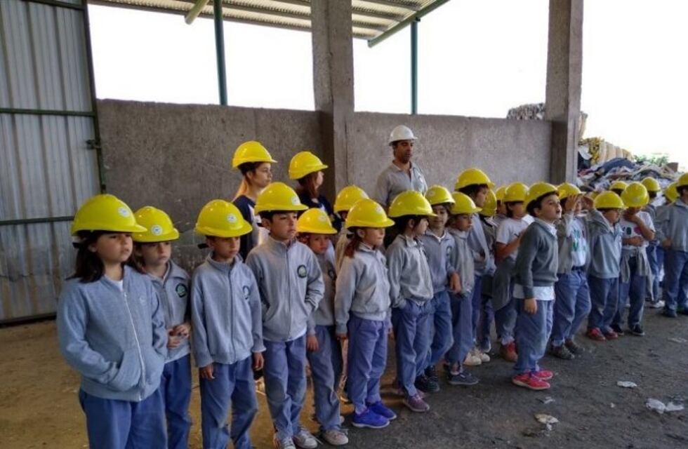 Alumnos del Colegio Manuel Belgrano recorrieron la Planta de Reciclado