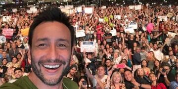 El reconocido cantante se mostró feliz con el público santiagueño\u002E