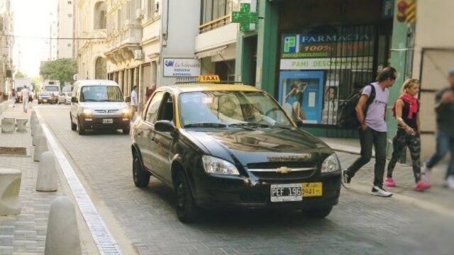 Taxis en la ciudad de Rosario\u002E (@Nachopellizzon)