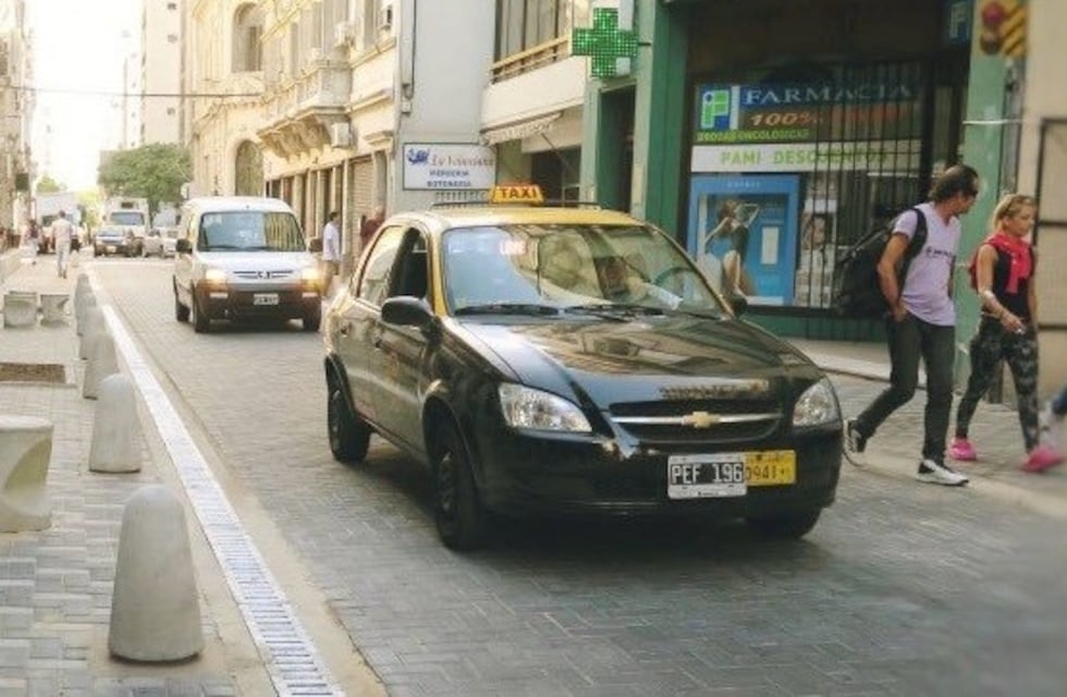 Taxistas solidarios llevan gratuitamente donaciones a comedores