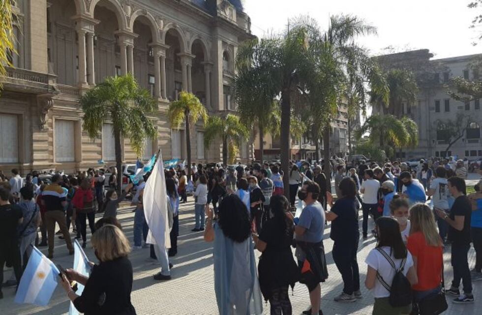 En Santa Fe protestaron por la nueva suspensión de actividades no esenciales