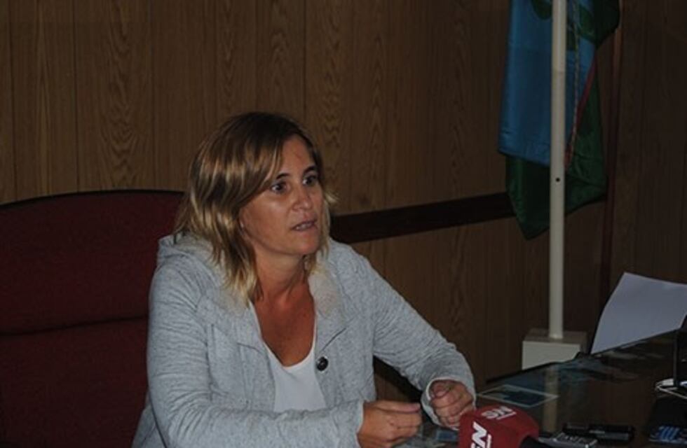Una oficial de policía quedó detenida e imputada por el homicidio de un prófugo