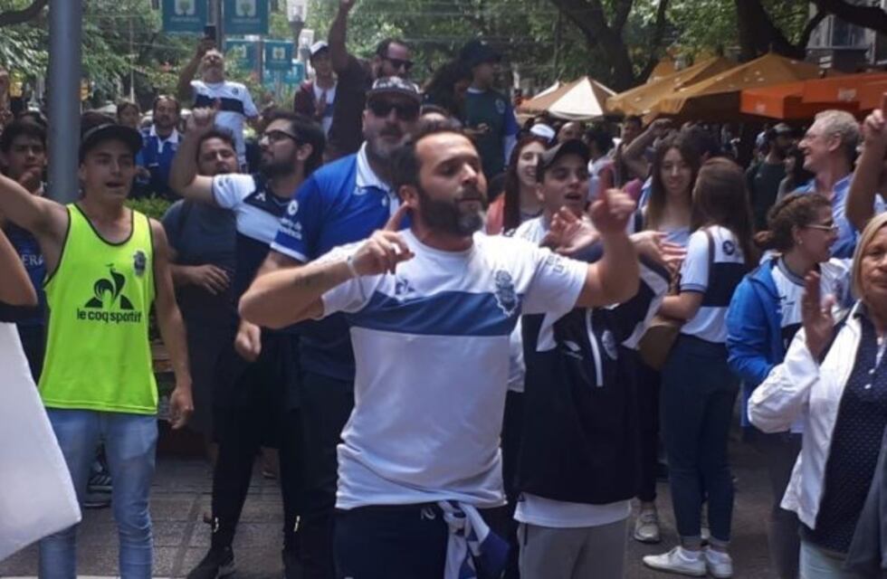 Guerra de cánticos entre hinchas de Rosario Central y Gimnasia LP en pleno centro mendocino