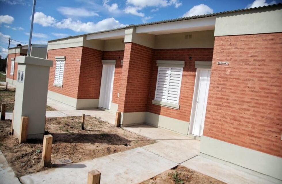 El gobernador prometió la construcción de nuevos hogares en Santa Lucía