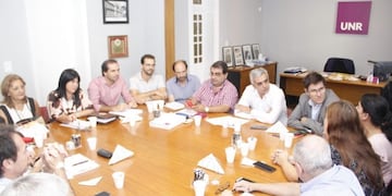Reunión en la UNR por protocolo de coronavirus (prensa UNR)
